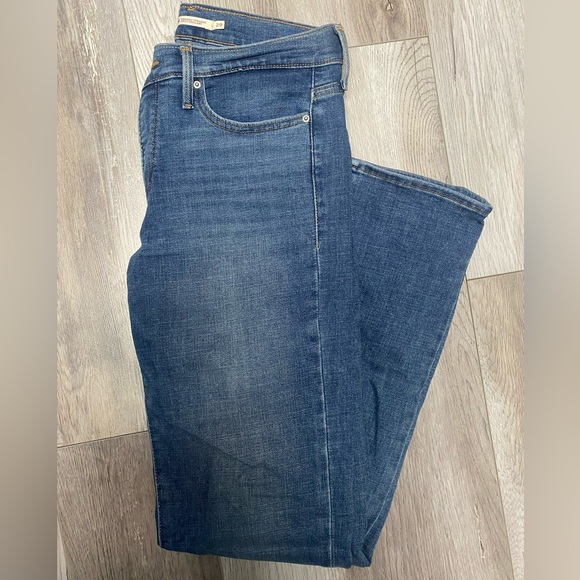 Levi’s 314 Shaping Straight Jeans - Picture 2 of 3